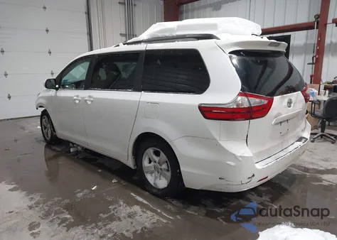 2017 Toyota Sienna Le 8 Passenger z USA, uszkodzony, nr VIN 5TDKZ3DC7HS846431